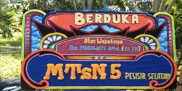  Papan bunga di Benteng Pasar Atas
